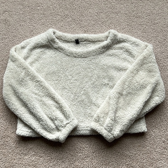 Amazon Cream Fuzzy Lounge Set - Picture 6 of 11